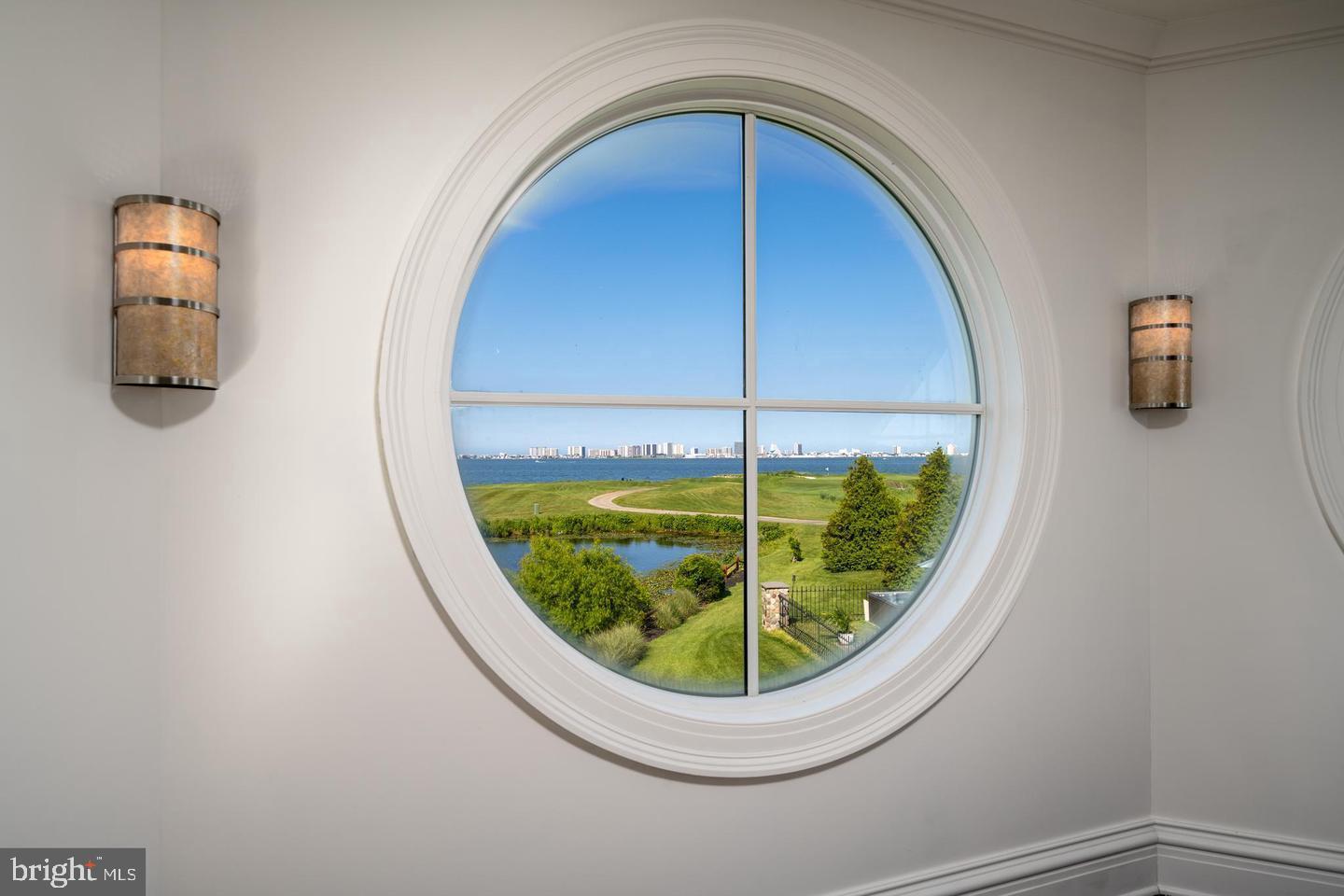 LIGHTHOUSE SOUND - Residential