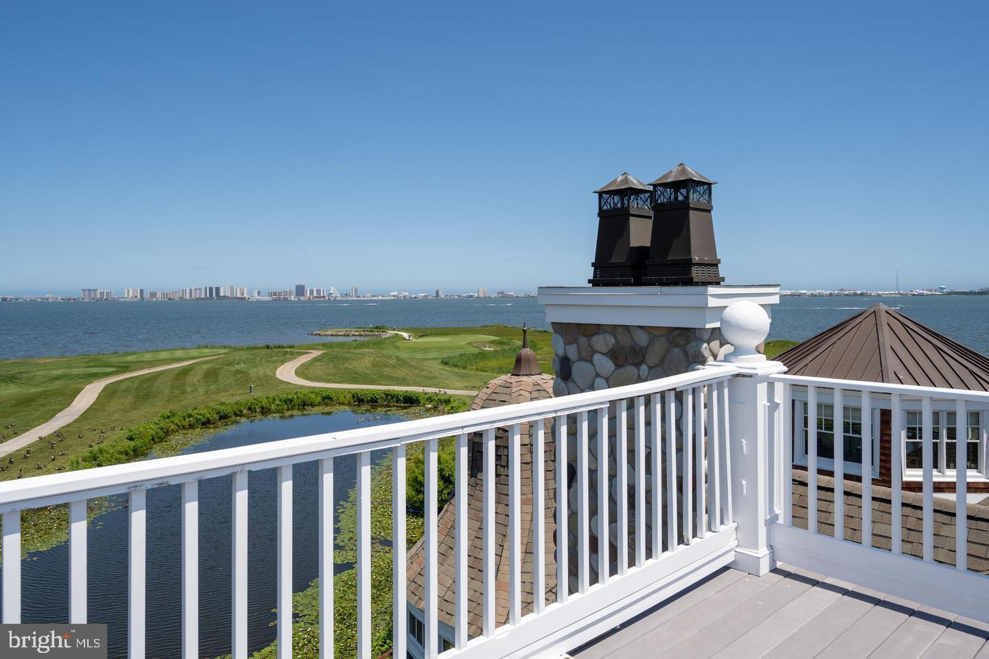 LIGHTHOUSE SOUND - Residential