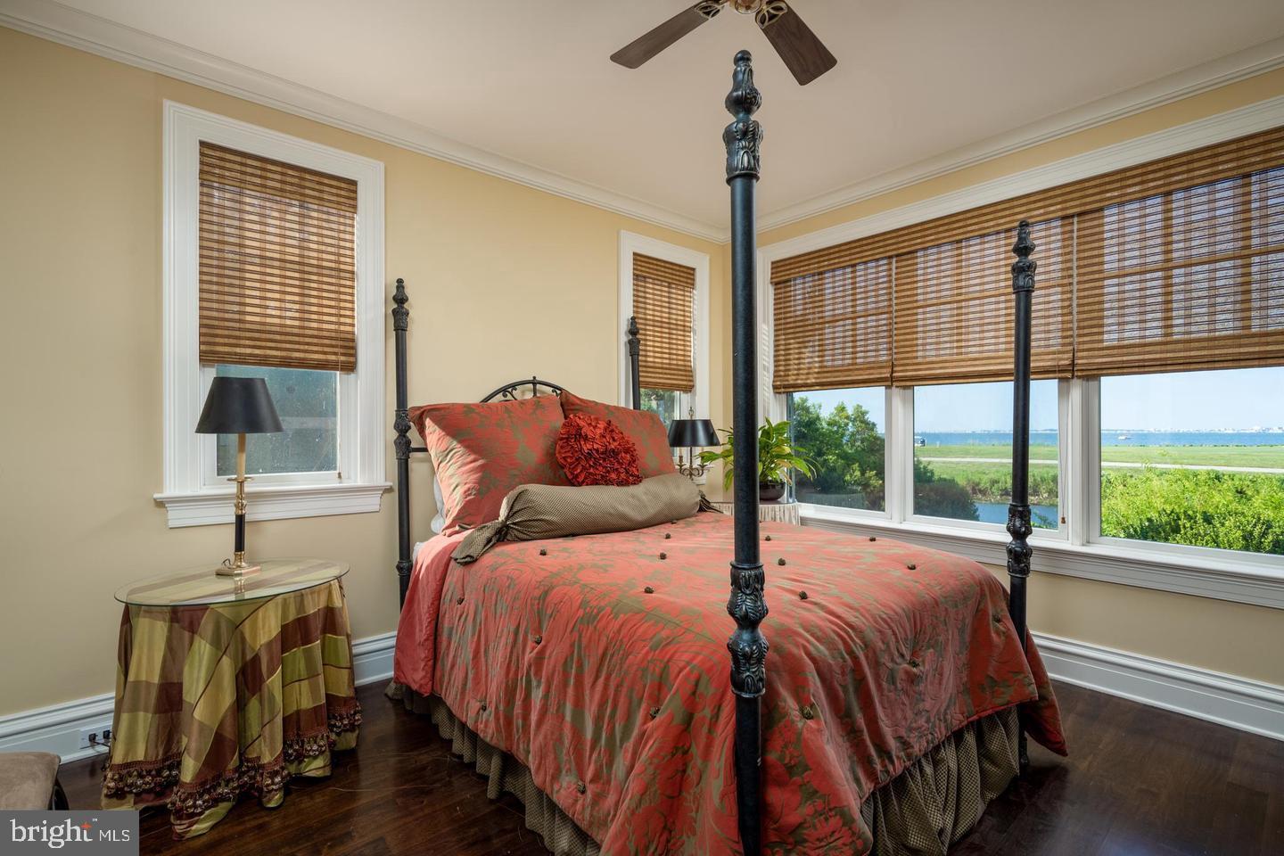 LIGHTHOUSE SOUND - Residential