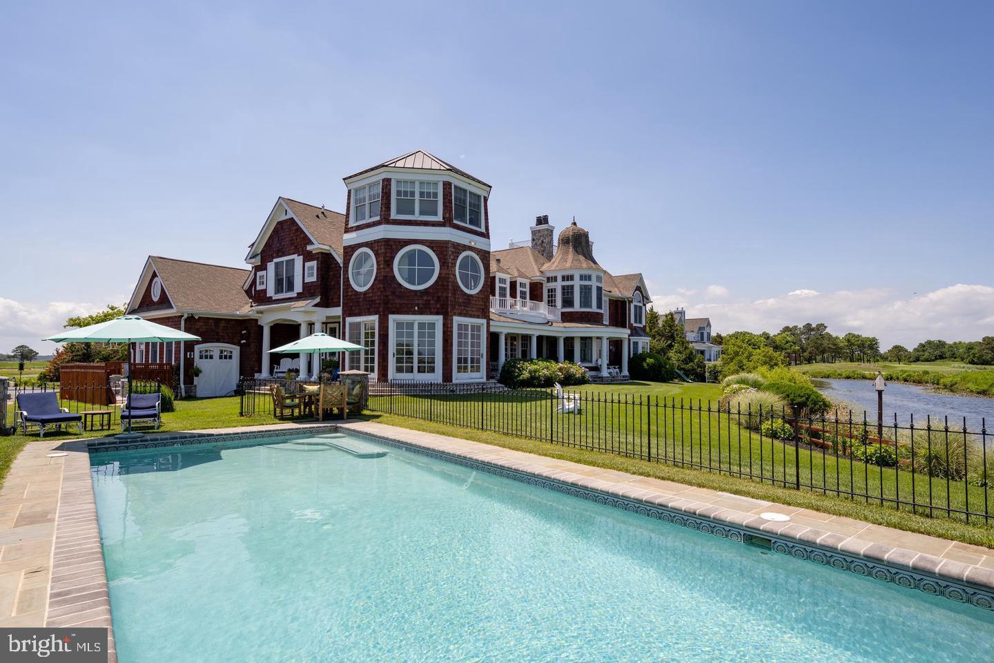 LIGHTHOUSE SOUND - Residential