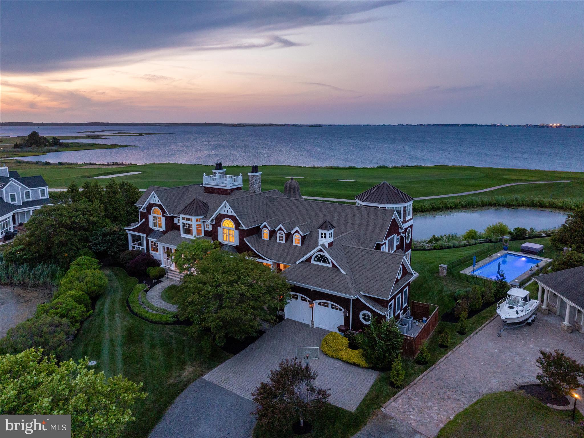 LIGHTHOUSE SOUND - Residential