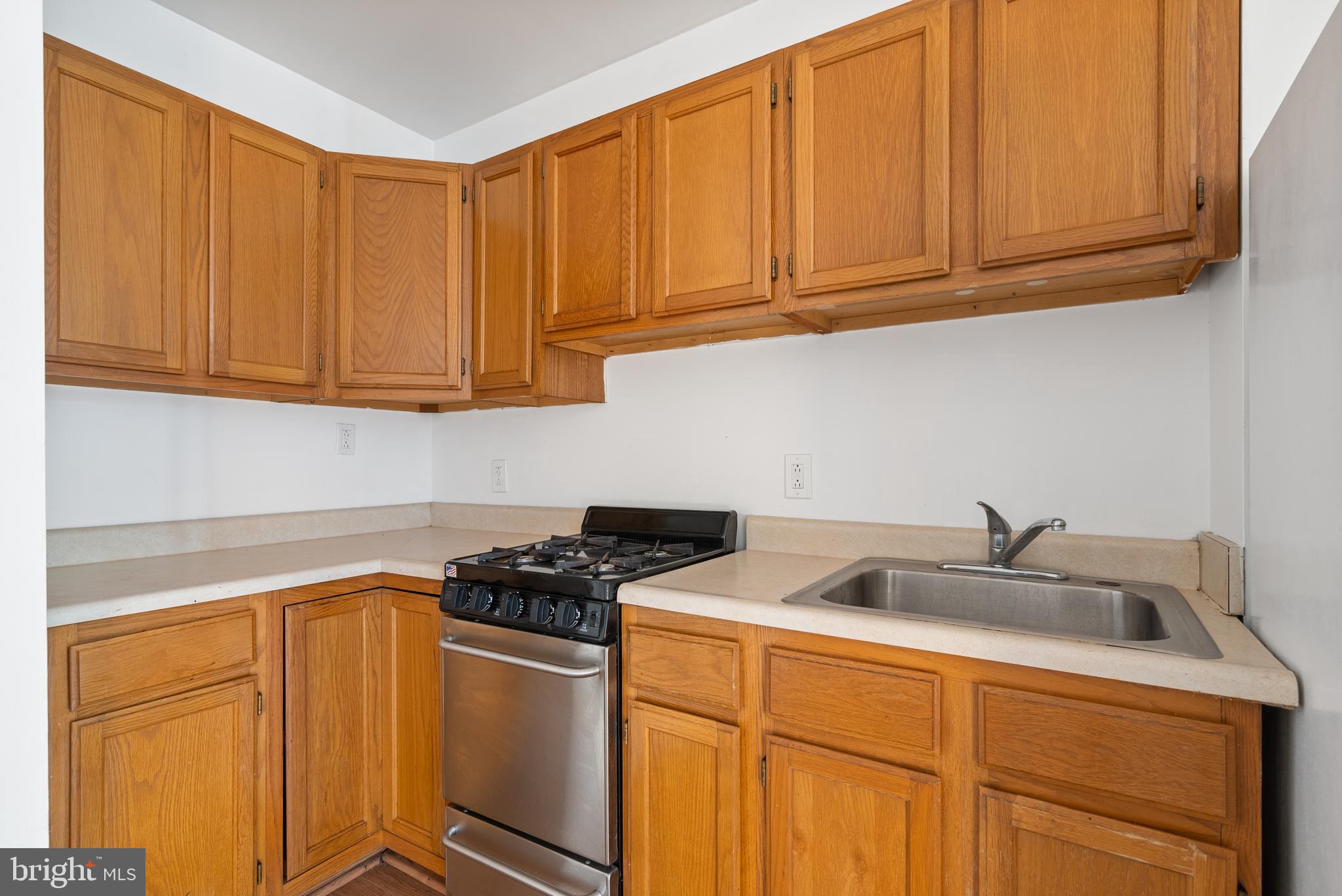 QUEEN VILLAGE - Commercial Sale