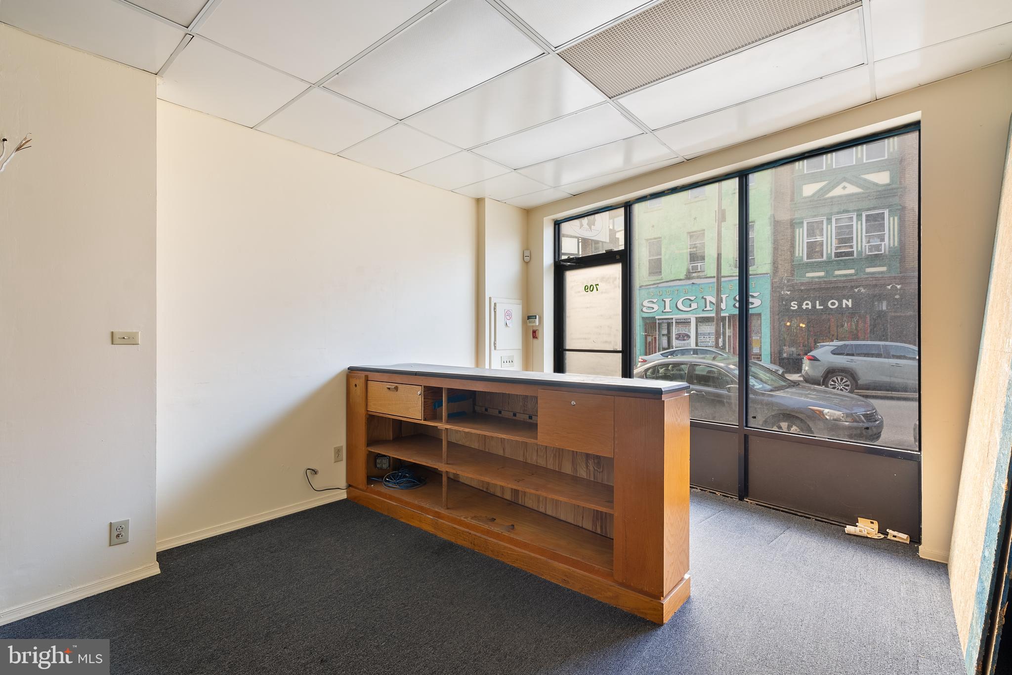 QUEEN VILLAGE - Commercial Sale