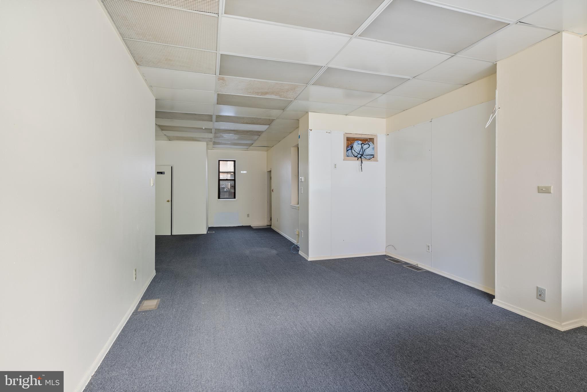 QUEEN VILLAGE - Commercial Sale