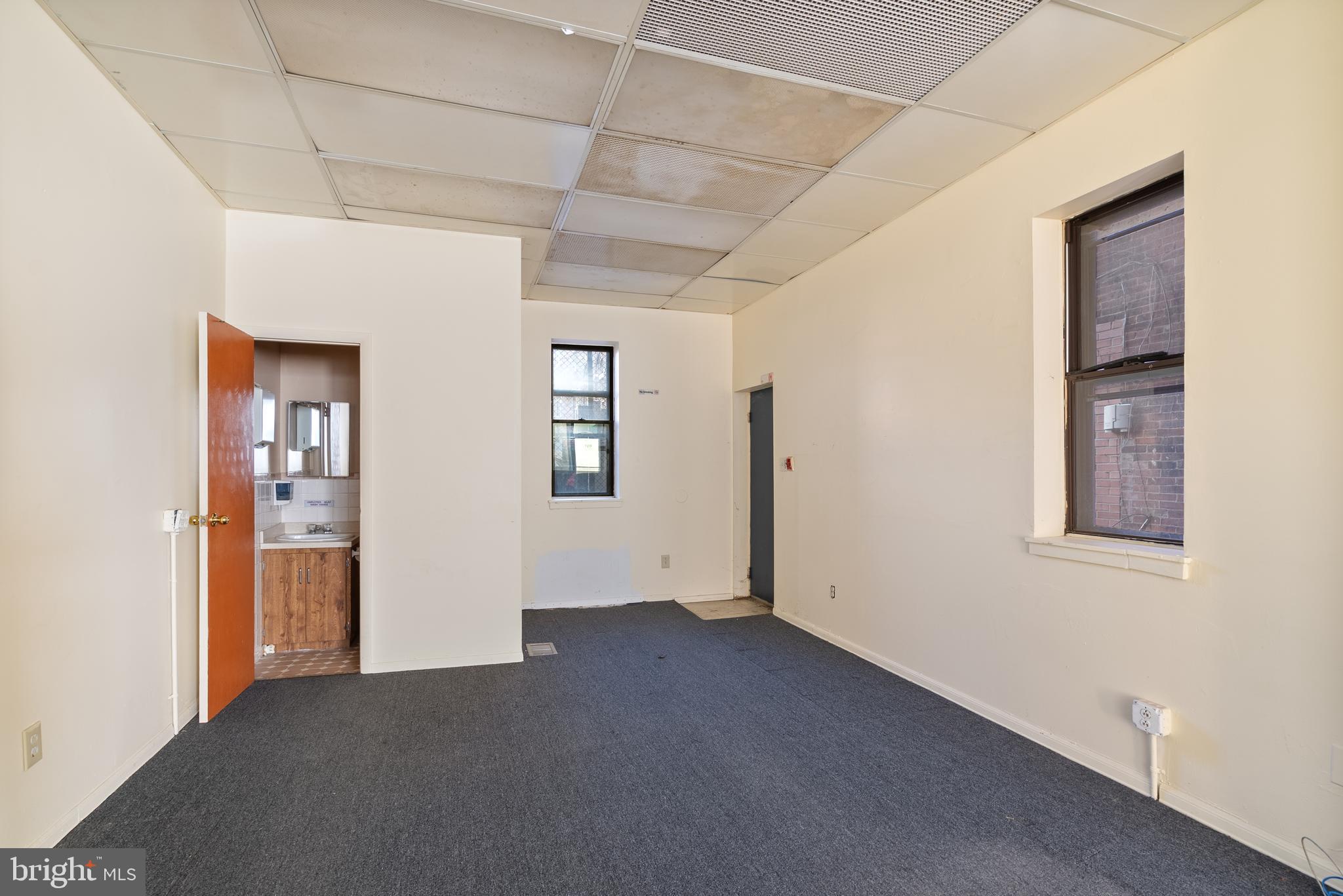 QUEEN VILLAGE - Commercial Sale