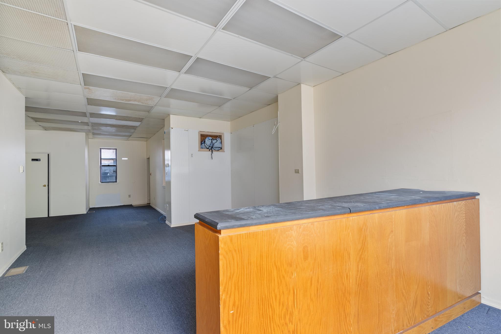 QUEEN VILLAGE - Commercial Sale