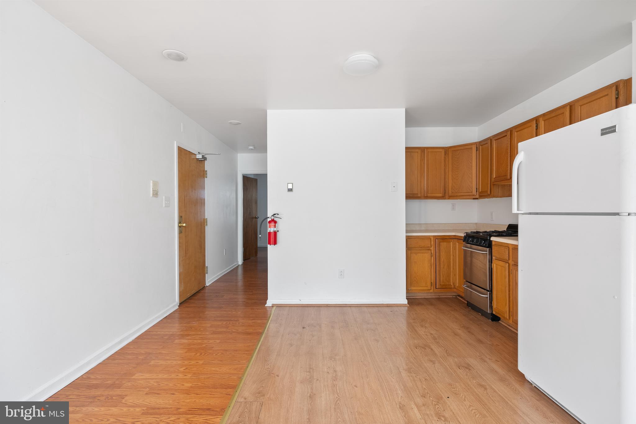 QUEEN VILLAGE - Commercial Sale