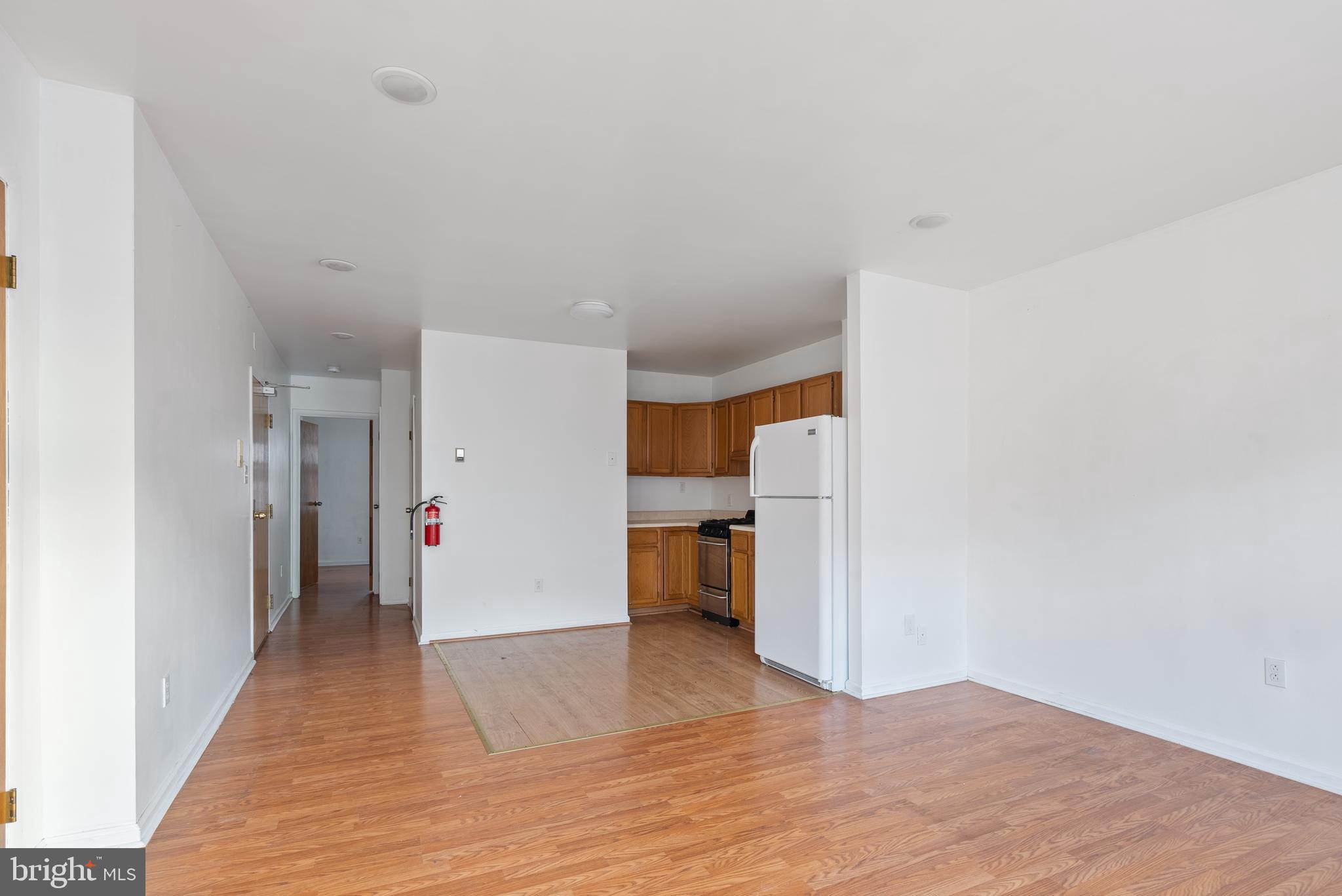 QUEEN VILLAGE - Commercial Sale