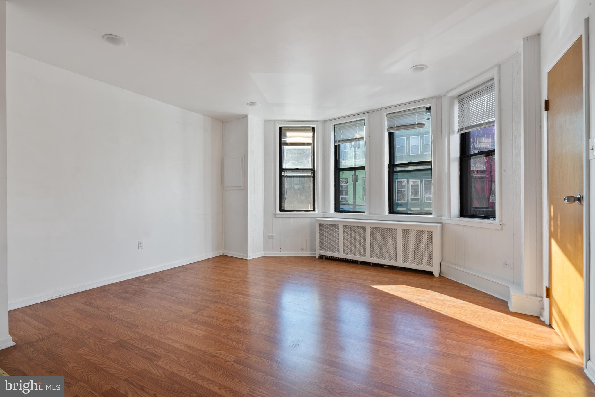 QUEEN VILLAGE - Commercial Sale