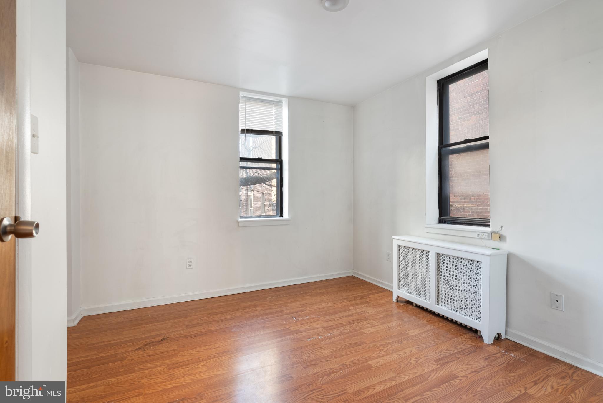 QUEEN VILLAGE - Commercial Sale