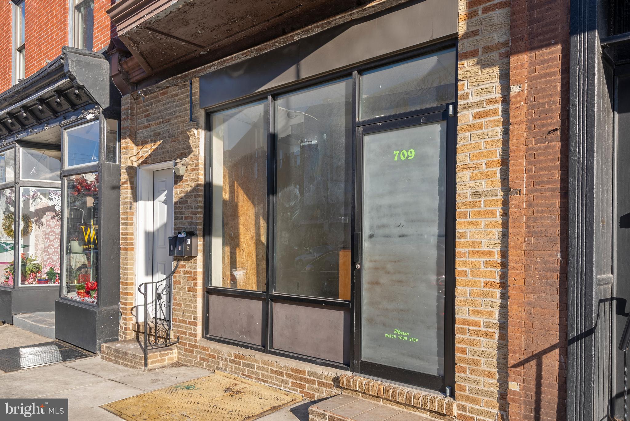 QUEEN VILLAGE - Commercial Sale