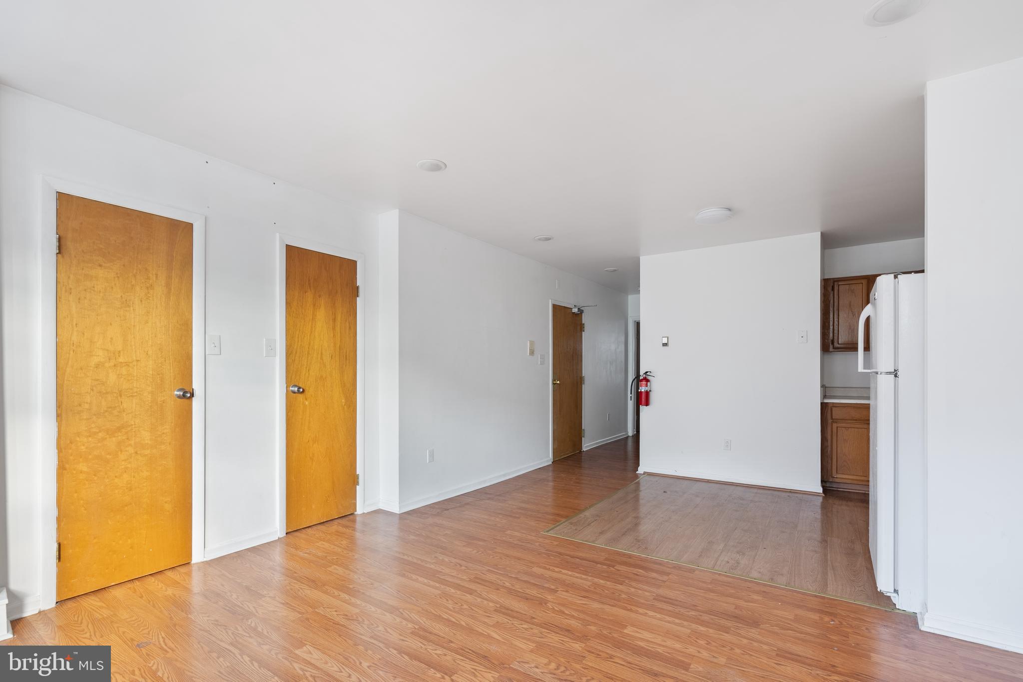QUEEN VILLAGE - Commercial Sale