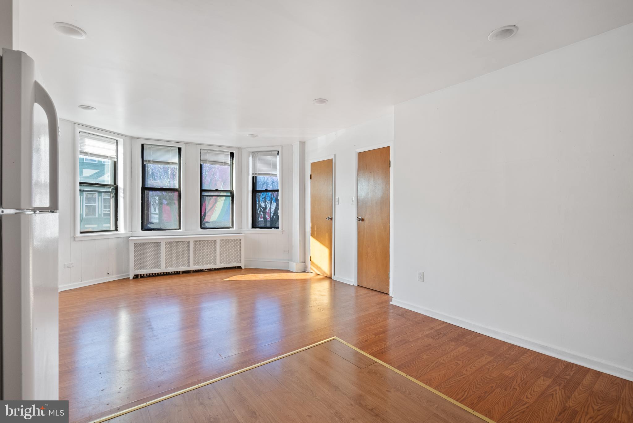 QUEEN VILLAGE - Commercial Sale