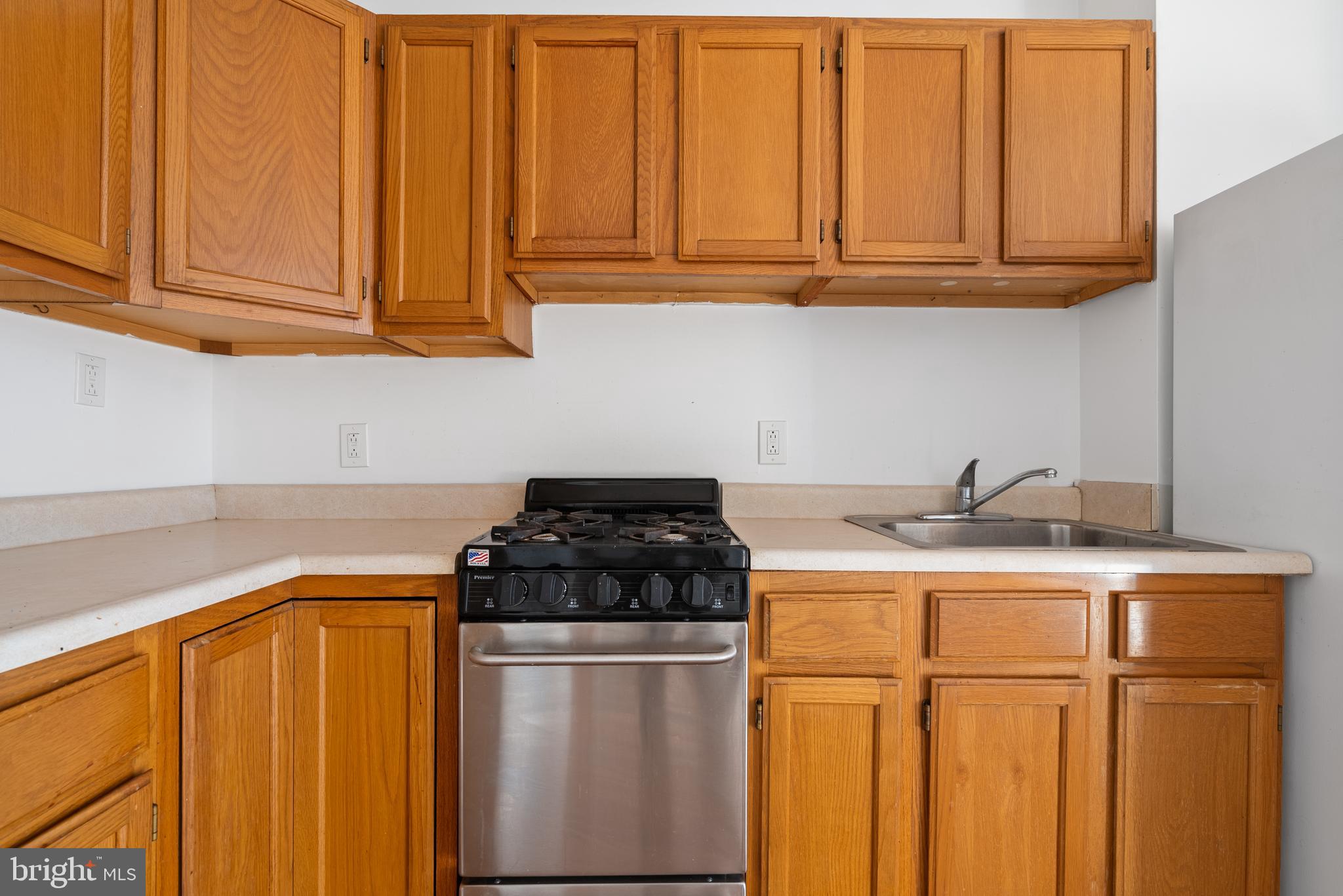 QUEEN VILLAGE - Commercial Sale