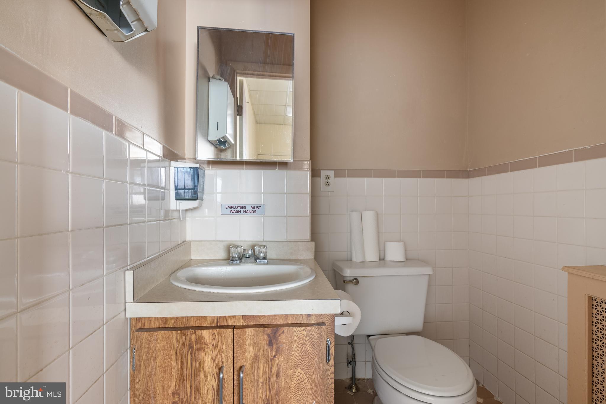 QUEEN VILLAGE - Commercial Sale