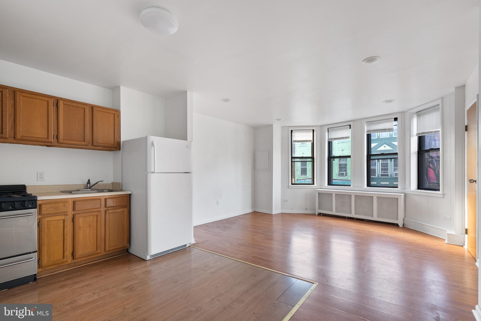QUEEN VILLAGE - Commercial Sale