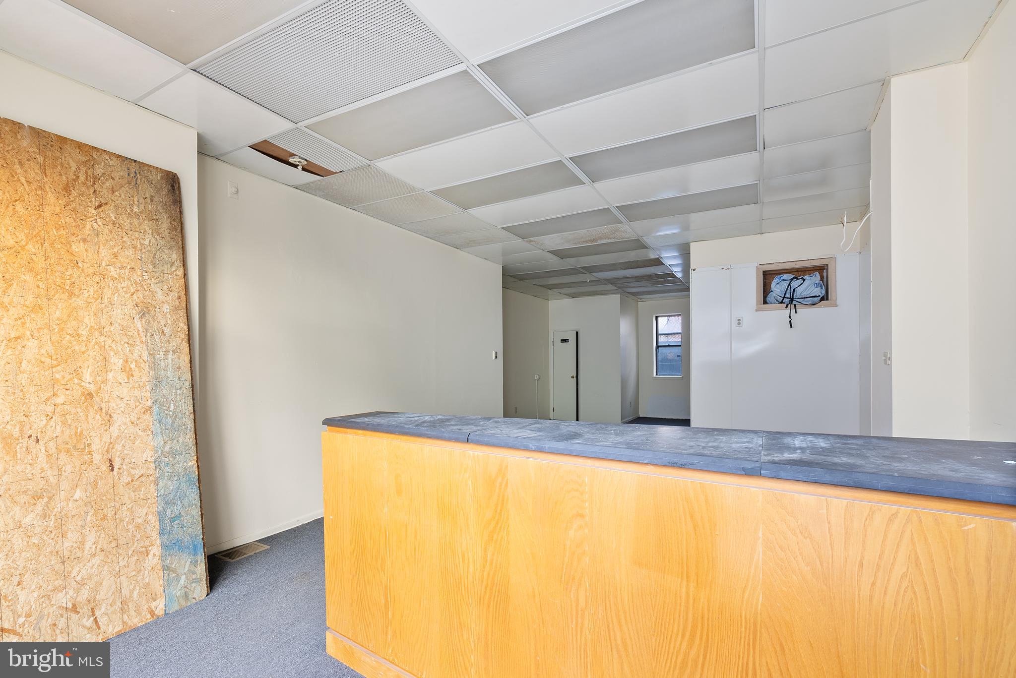 QUEEN VILLAGE - Commercial Sale