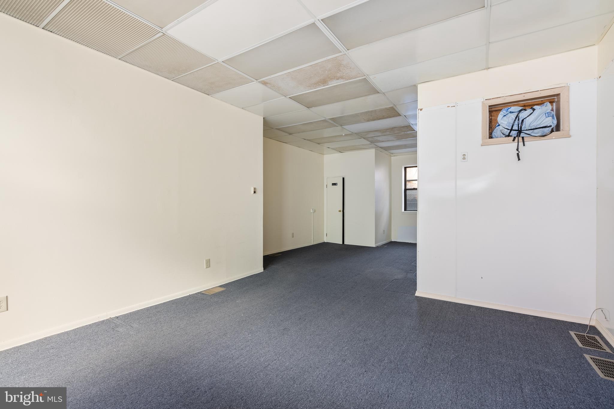 QUEEN VILLAGE - Commercial Sale