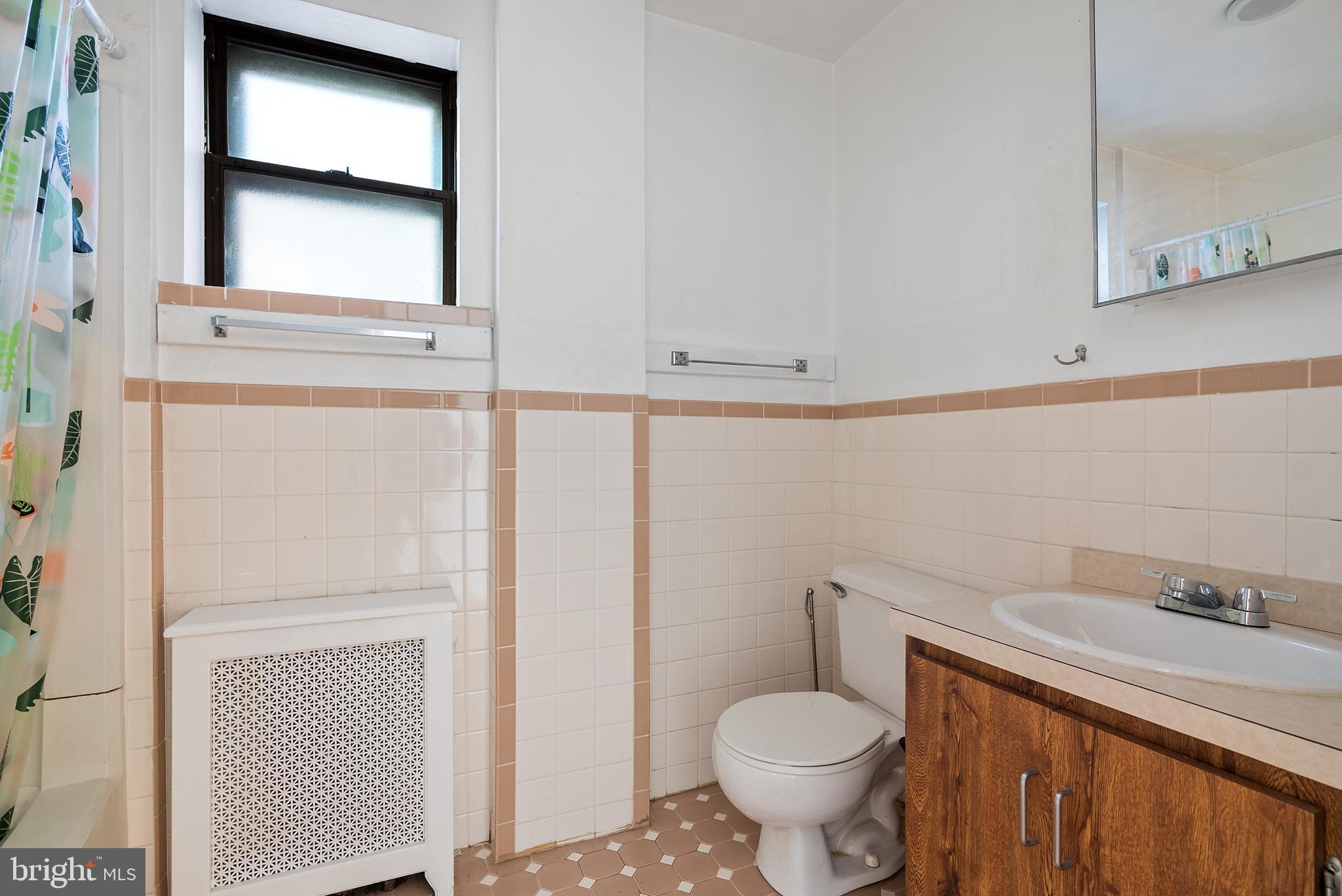 QUEEN VILLAGE - Commercial Sale