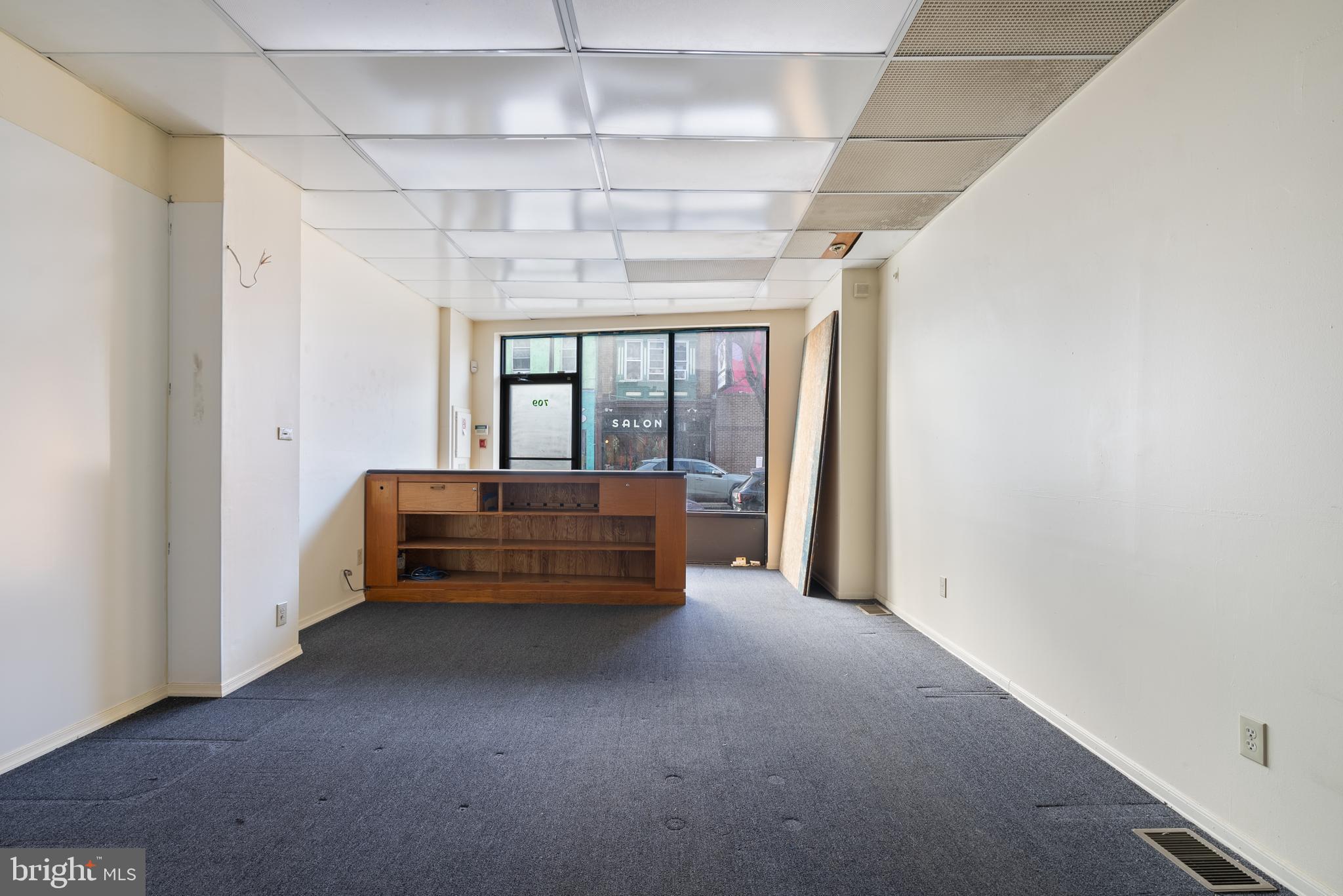QUEEN VILLAGE - Commercial Sale