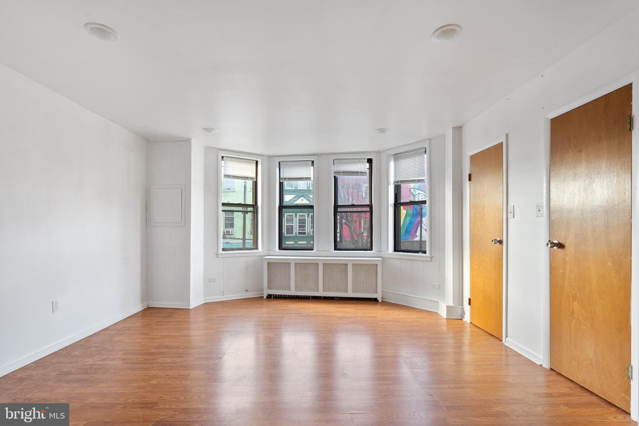 QUEEN VILLAGE - Commercial Sale