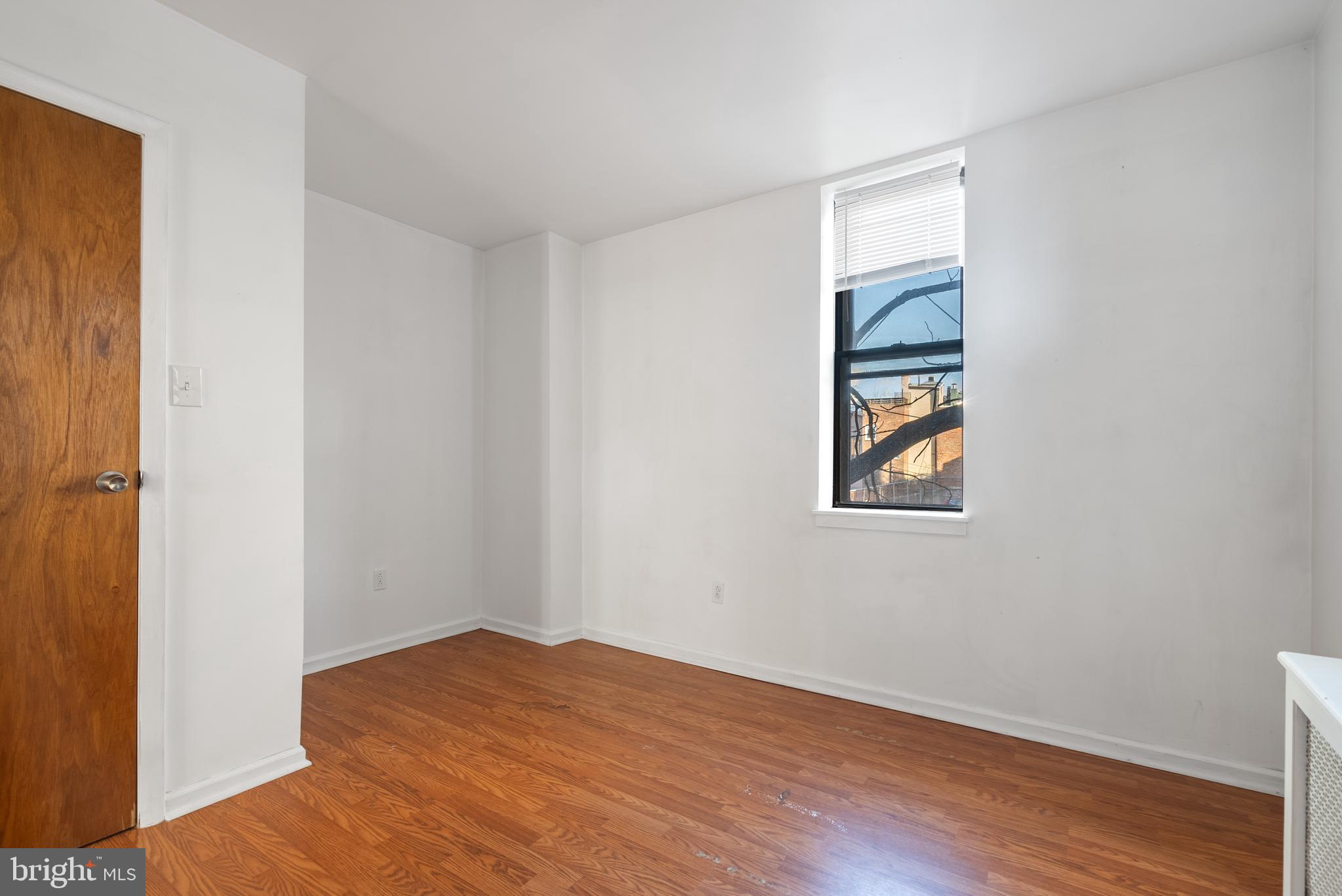 QUEEN VILLAGE - Commercial Sale