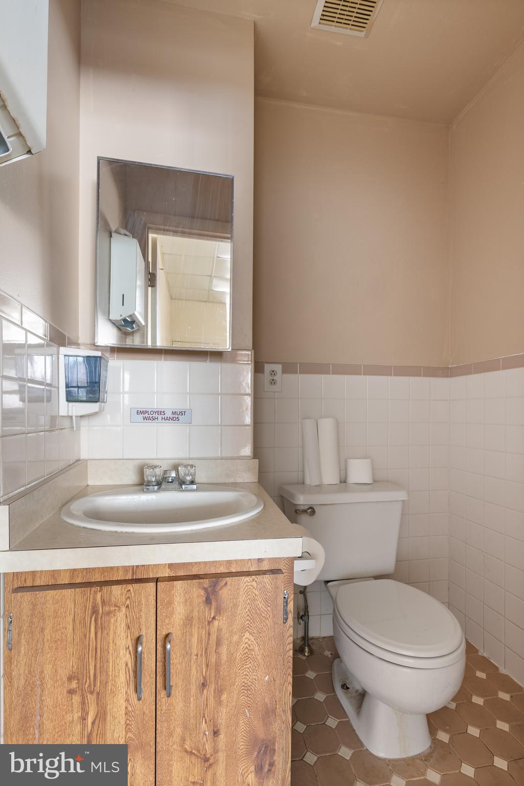 QUEEN VILLAGE - Commercial Sale