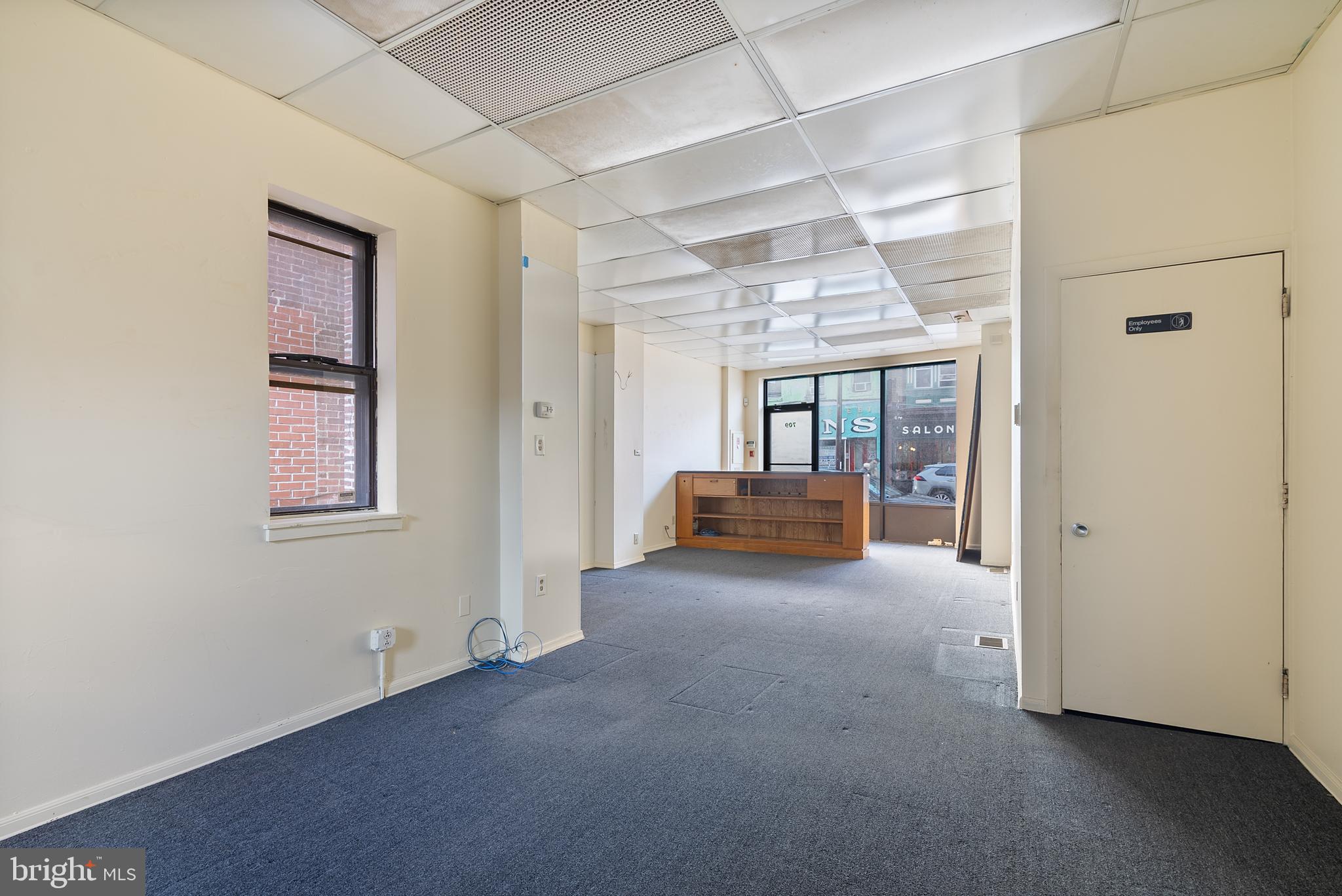 QUEEN VILLAGE - Commercial Sale