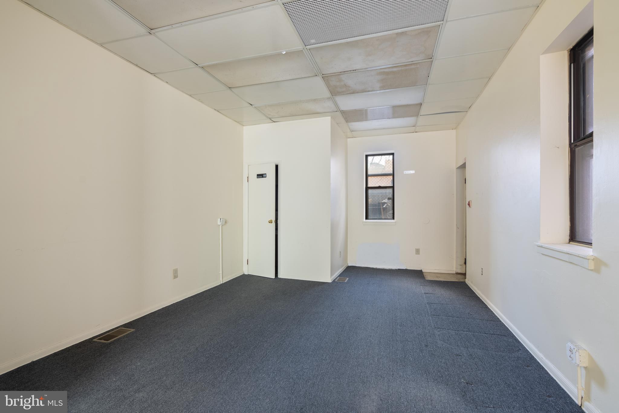 QUEEN VILLAGE - Commercial Sale