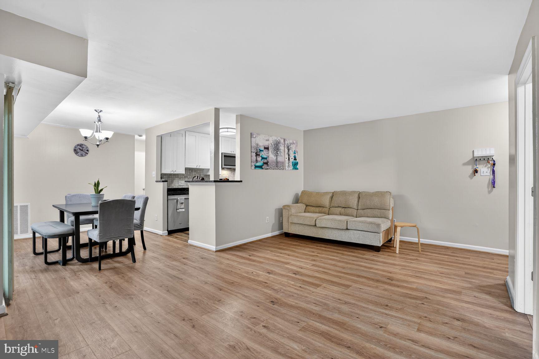 YORKTOWNE SQUARE - Residential