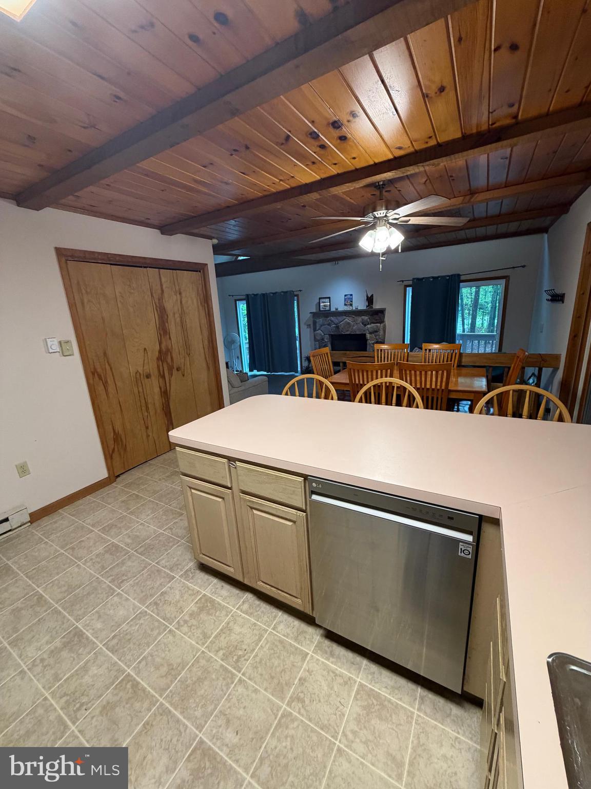 ARROWHEAD LAKE - Residential
