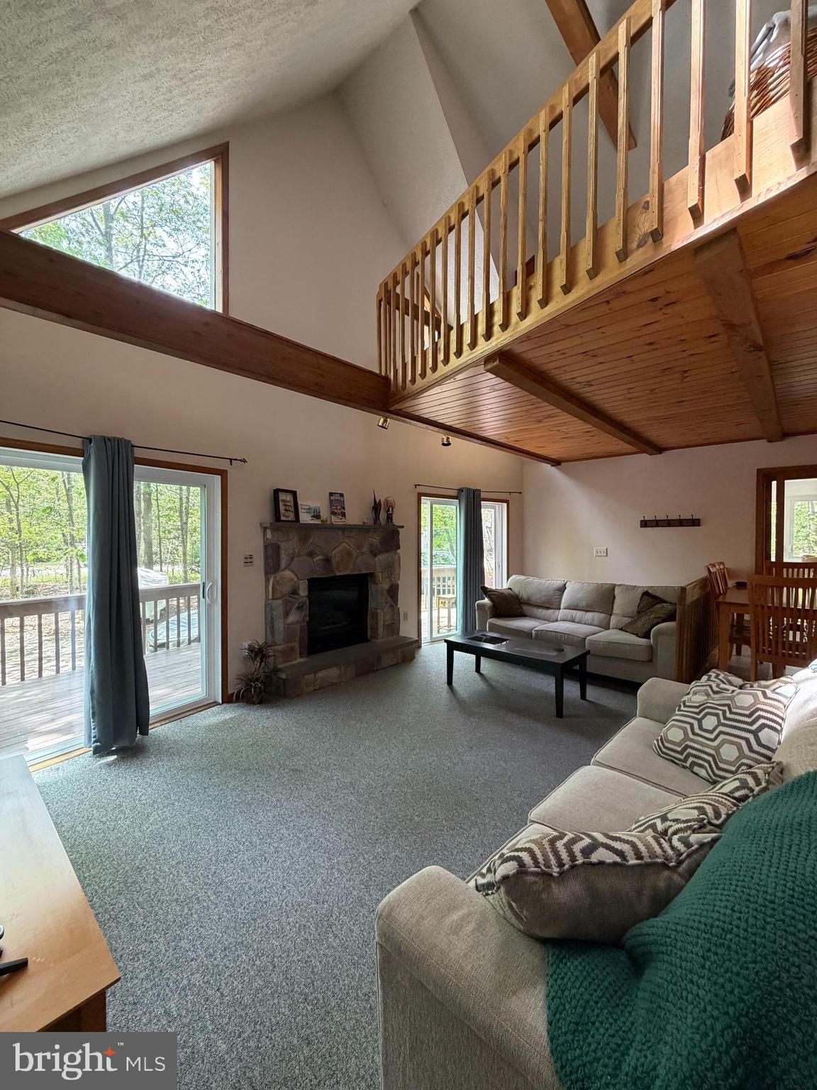 ARROWHEAD LAKE - Residential