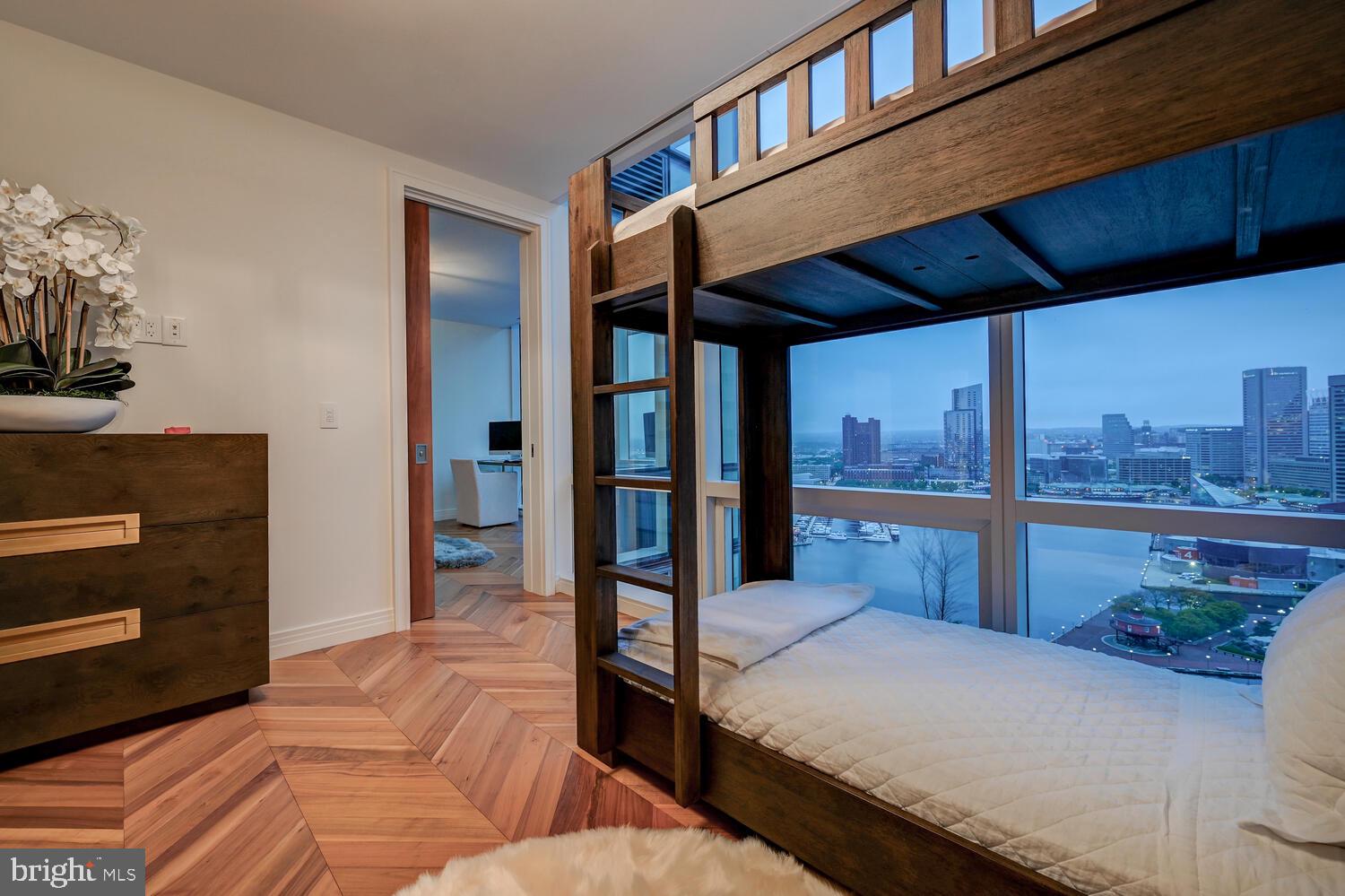FOUR SEASONS PRIVATE RESIDENCES - Residential