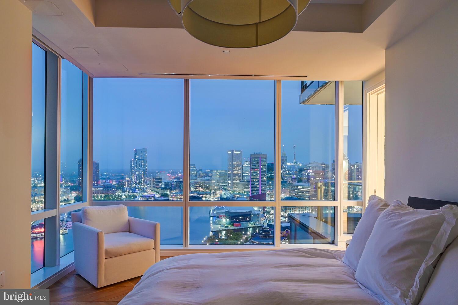 FOUR SEASONS PRIVATE RESIDENCES - Residential
