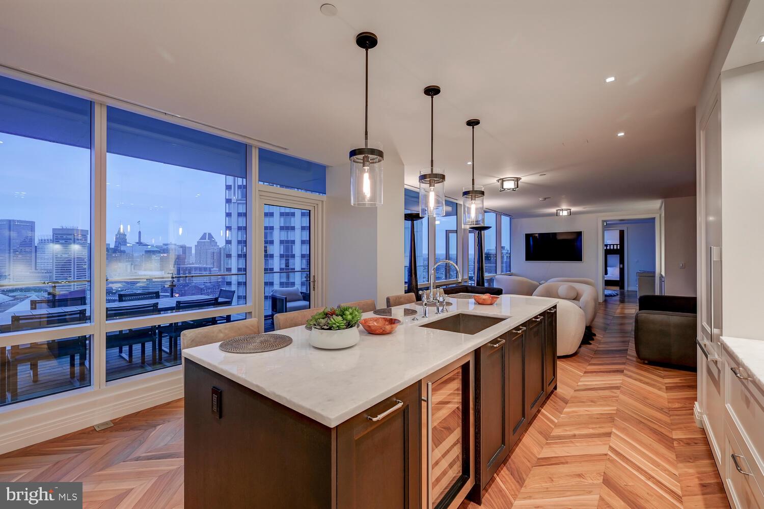 FOUR SEASONS PRIVATE RESIDENCES - Residential