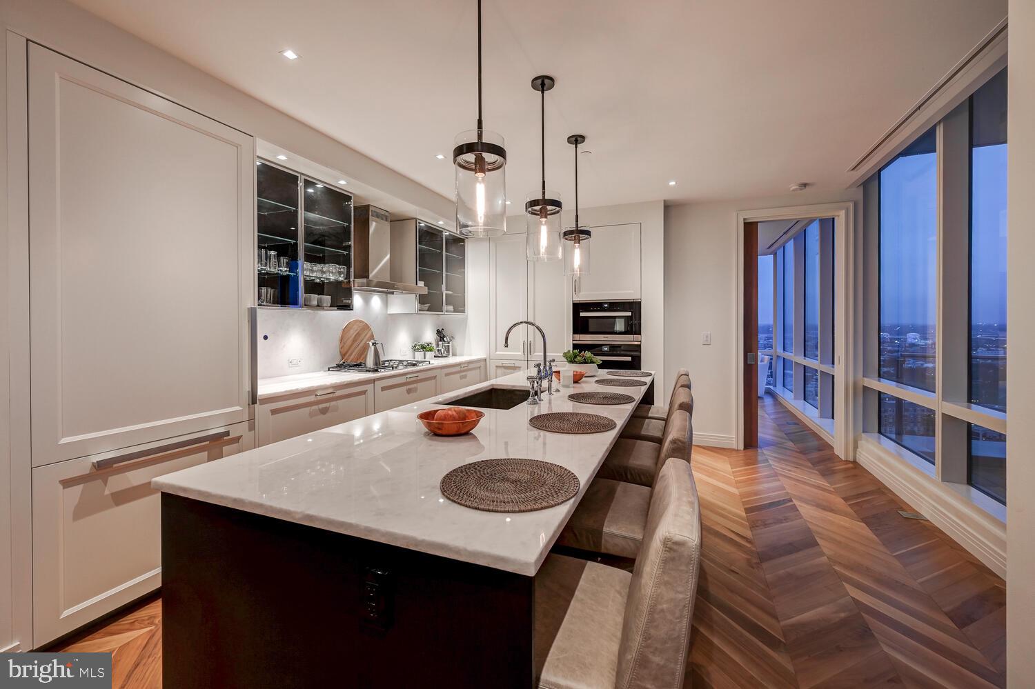 FOUR SEASONS PRIVATE RESIDENCES - Residential