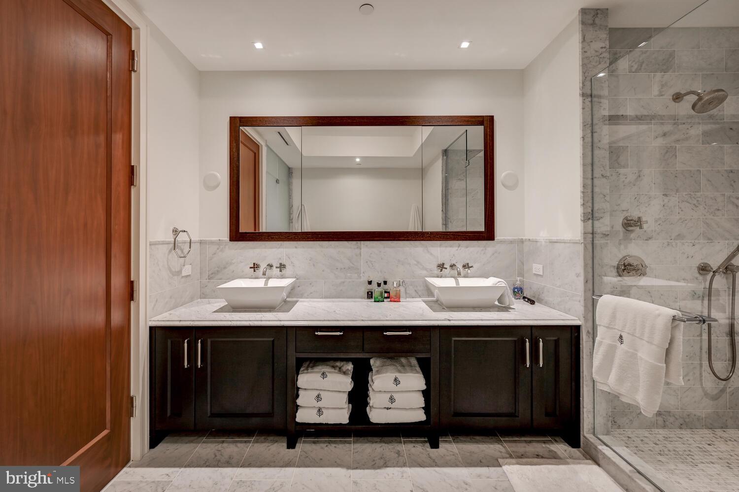 FOUR SEASONS PRIVATE RESIDENCES - Residential
