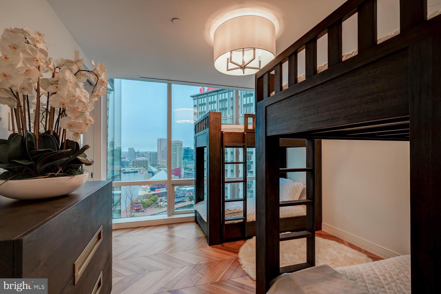 FOUR SEASONS PRIVATE RESIDENCES - Residential