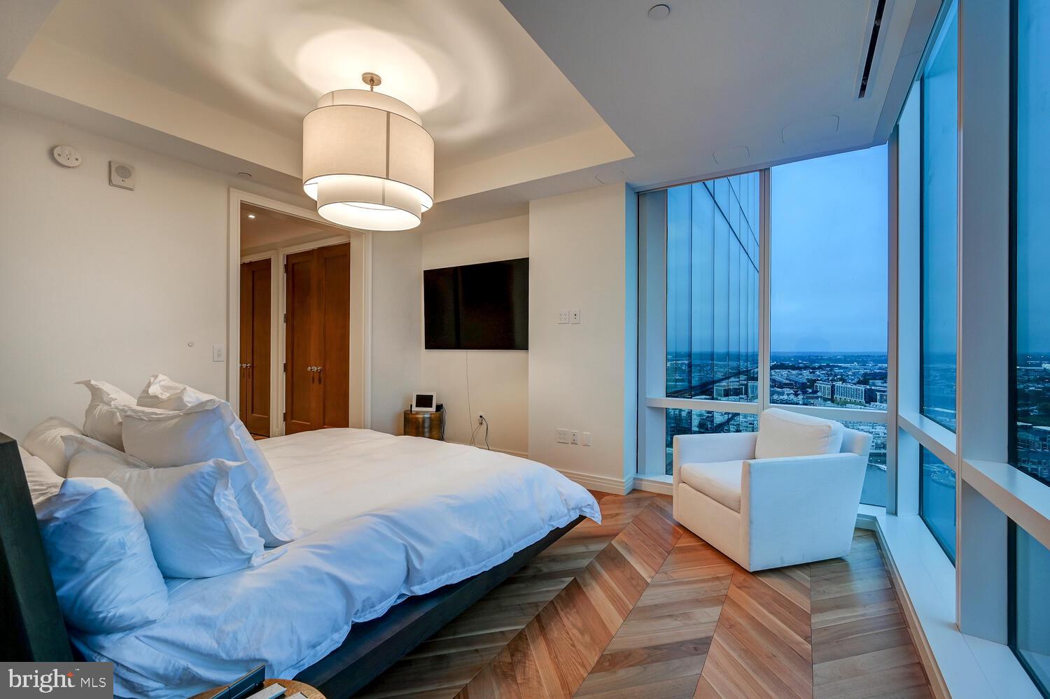 FOUR SEASONS PRIVATE RESIDENCES - Residential