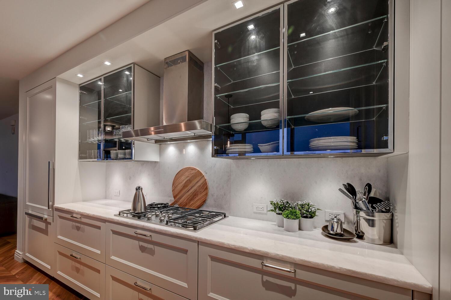 FOUR SEASONS PRIVATE RESIDENCES - Residential