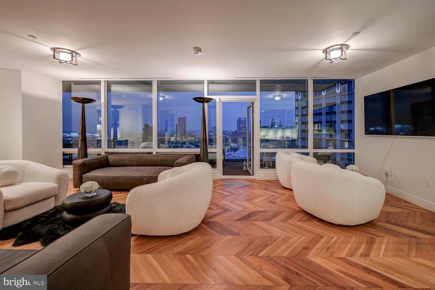 FOUR SEASONS PRIVATE RESIDENCES - Residential