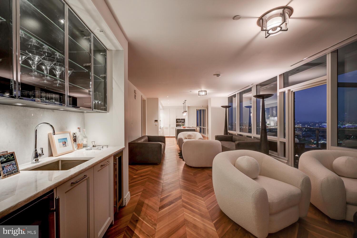 FOUR SEASONS PRIVATE RESIDENCES - Residential