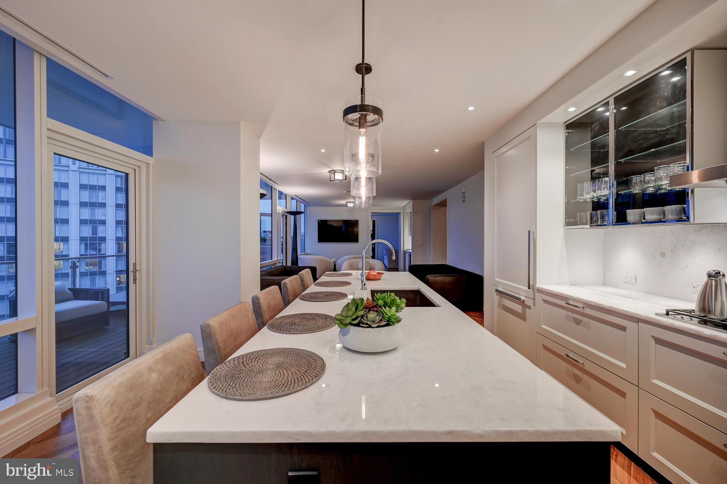 FOUR SEASONS PRIVATE RESIDENCES - Residential