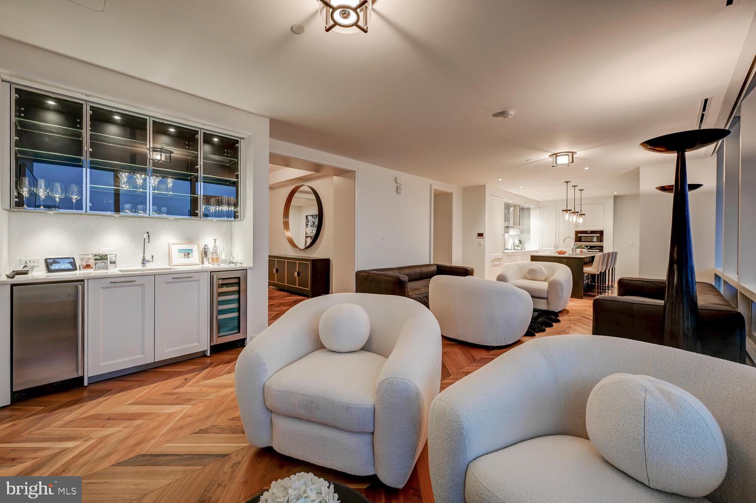 FOUR SEASONS PRIVATE RESIDENCES - Residential