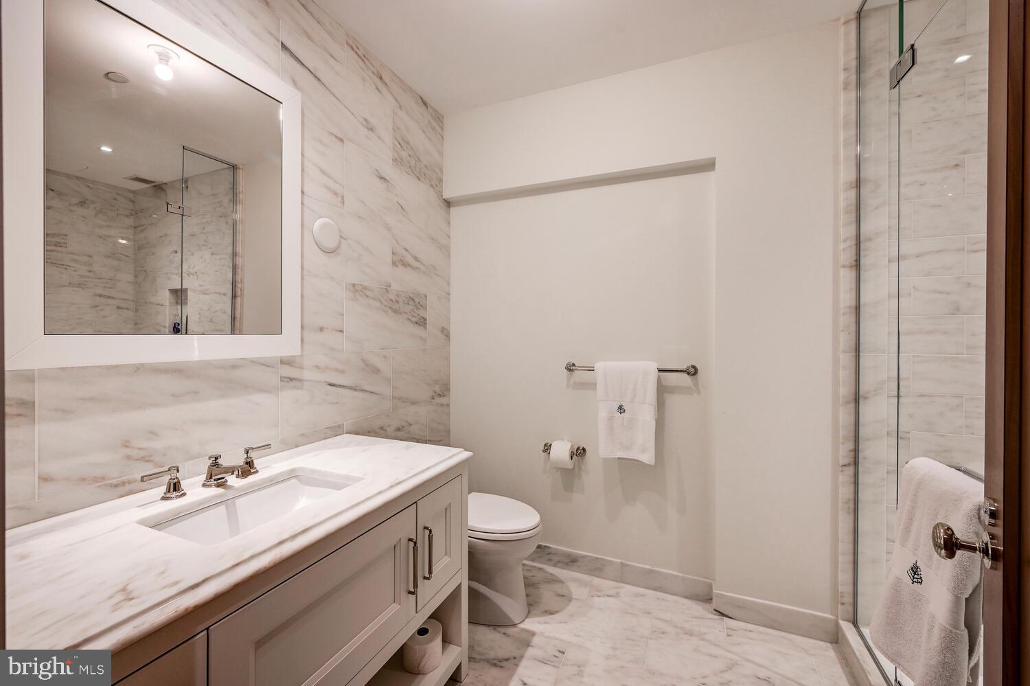 FOUR SEASONS PRIVATE RESIDENCES - Residential