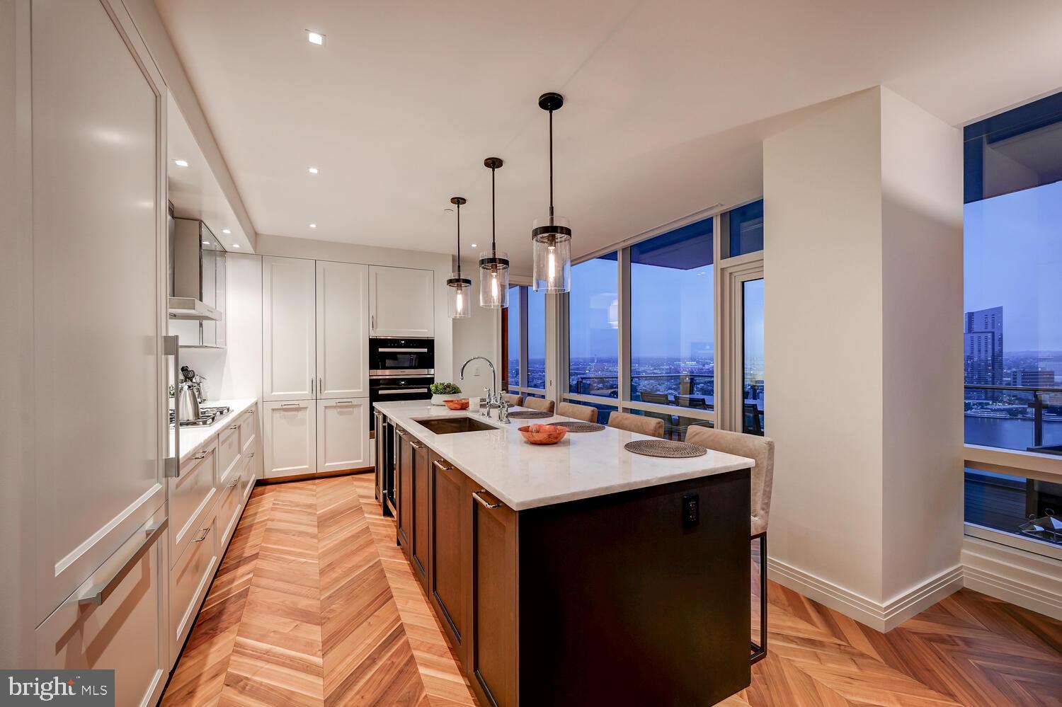 FOUR SEASONS PRIVATE RESIDENCES - Residential
