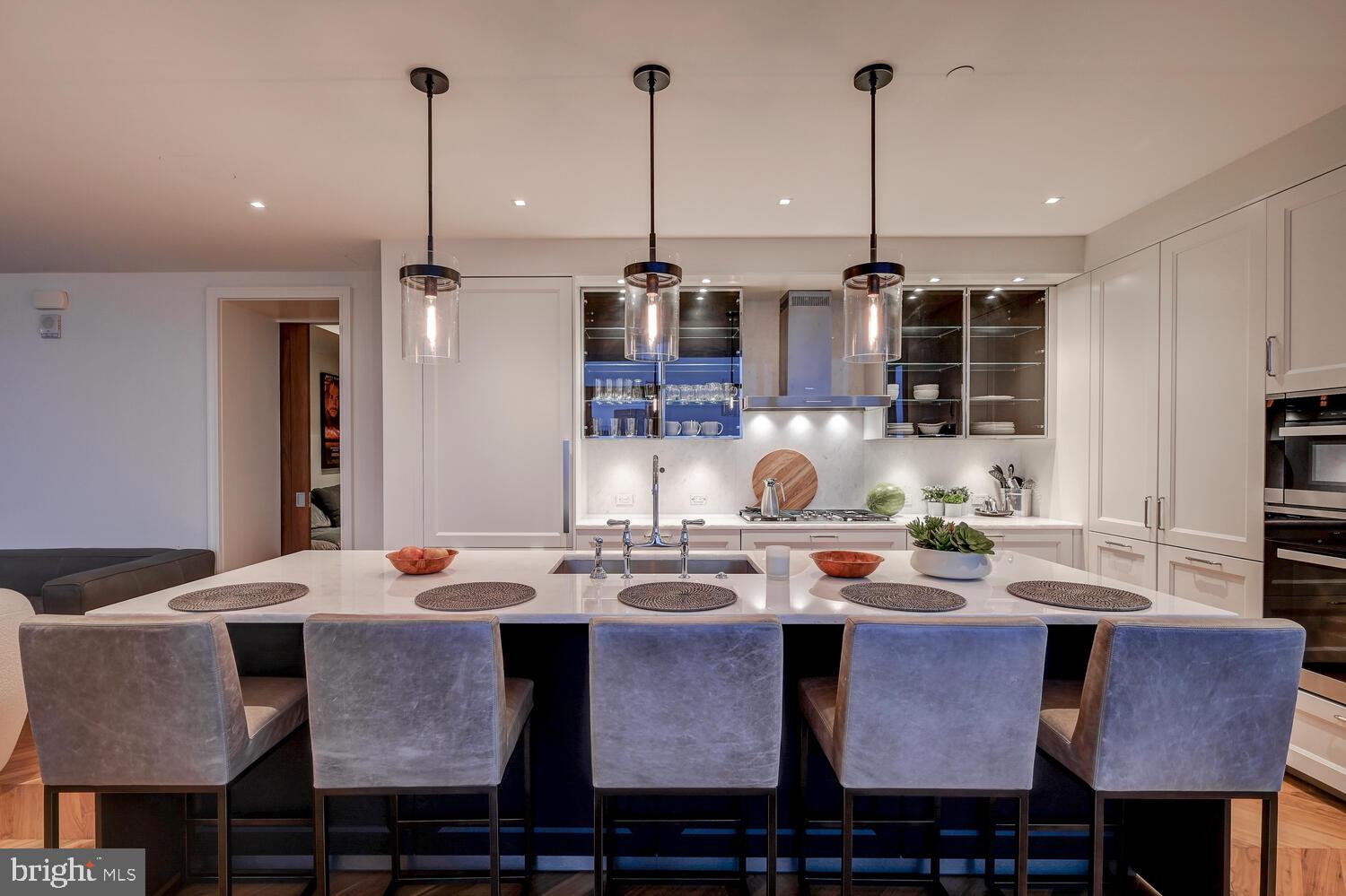 FOUR SEASONS PRIVATE RESIDENCES - Residential