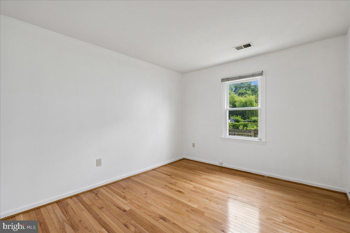 COLLEGE PARK KIDWELLS AD - Residential