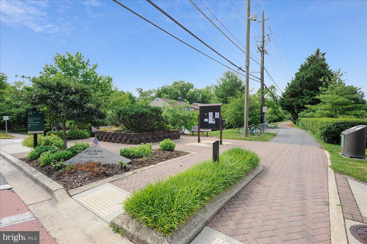 COLLEGE PARK KIDWELLS AD - Residential