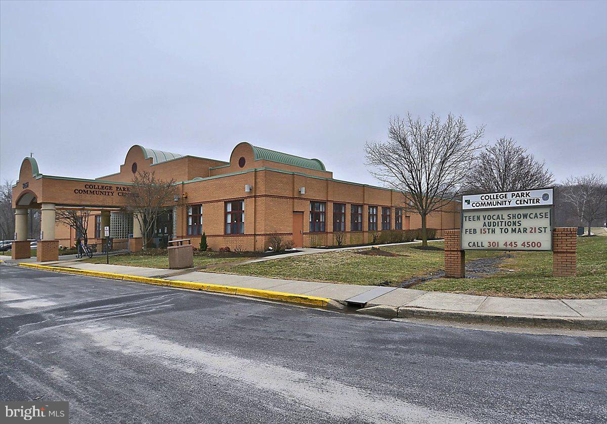 COLLEGE PARK KIDWELLS AD - Residential